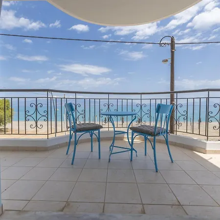 Kostas Beachfront Cozy Daire