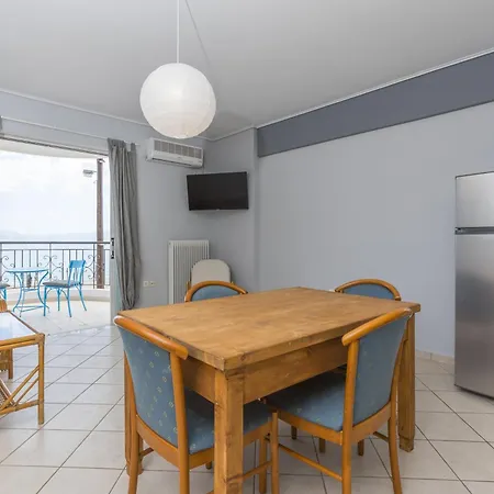 Daire Kostas Beachfront Cozy